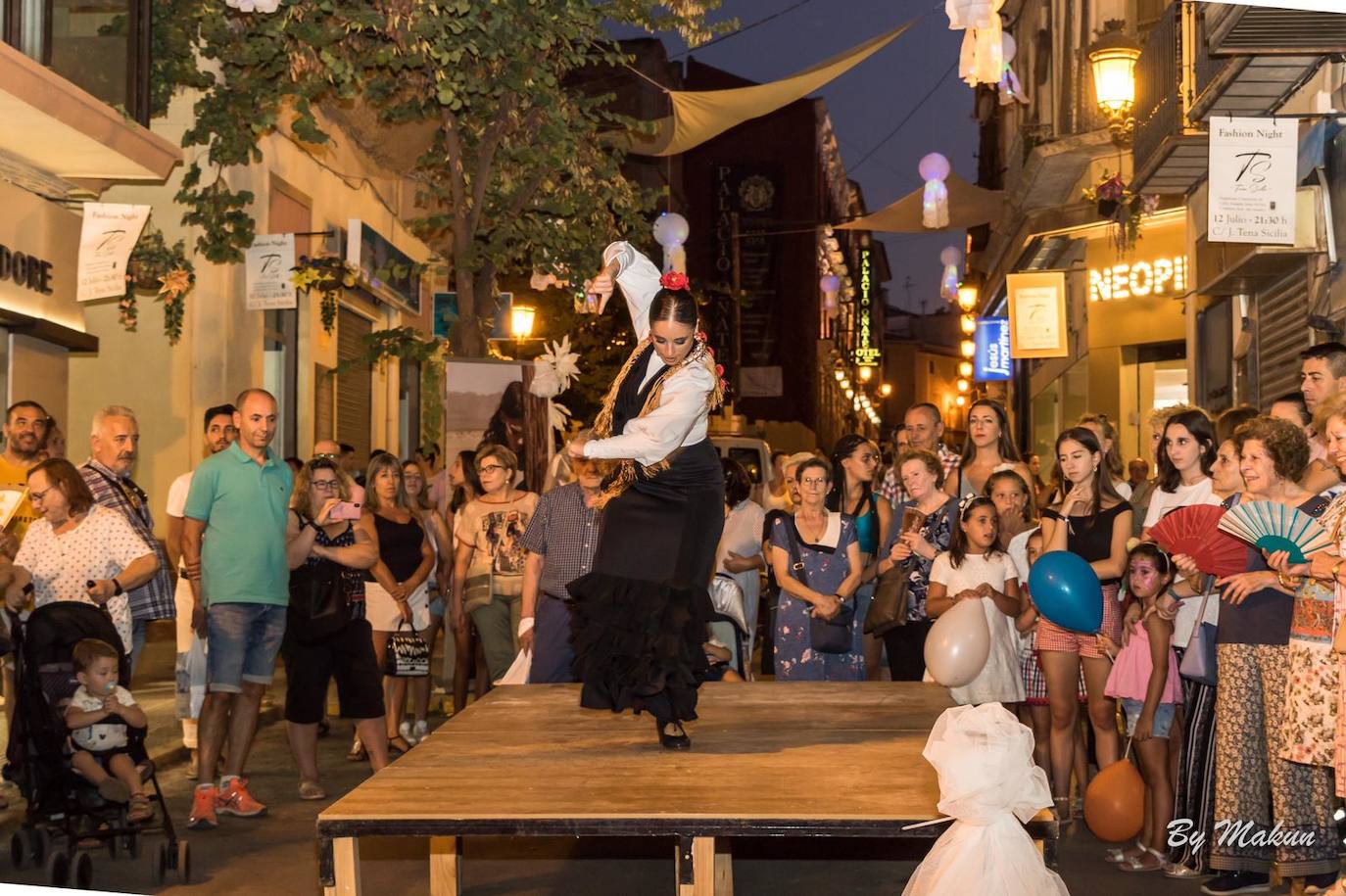 Guadix se echa a la calle para disfrutar de la Noche en Blanco. 