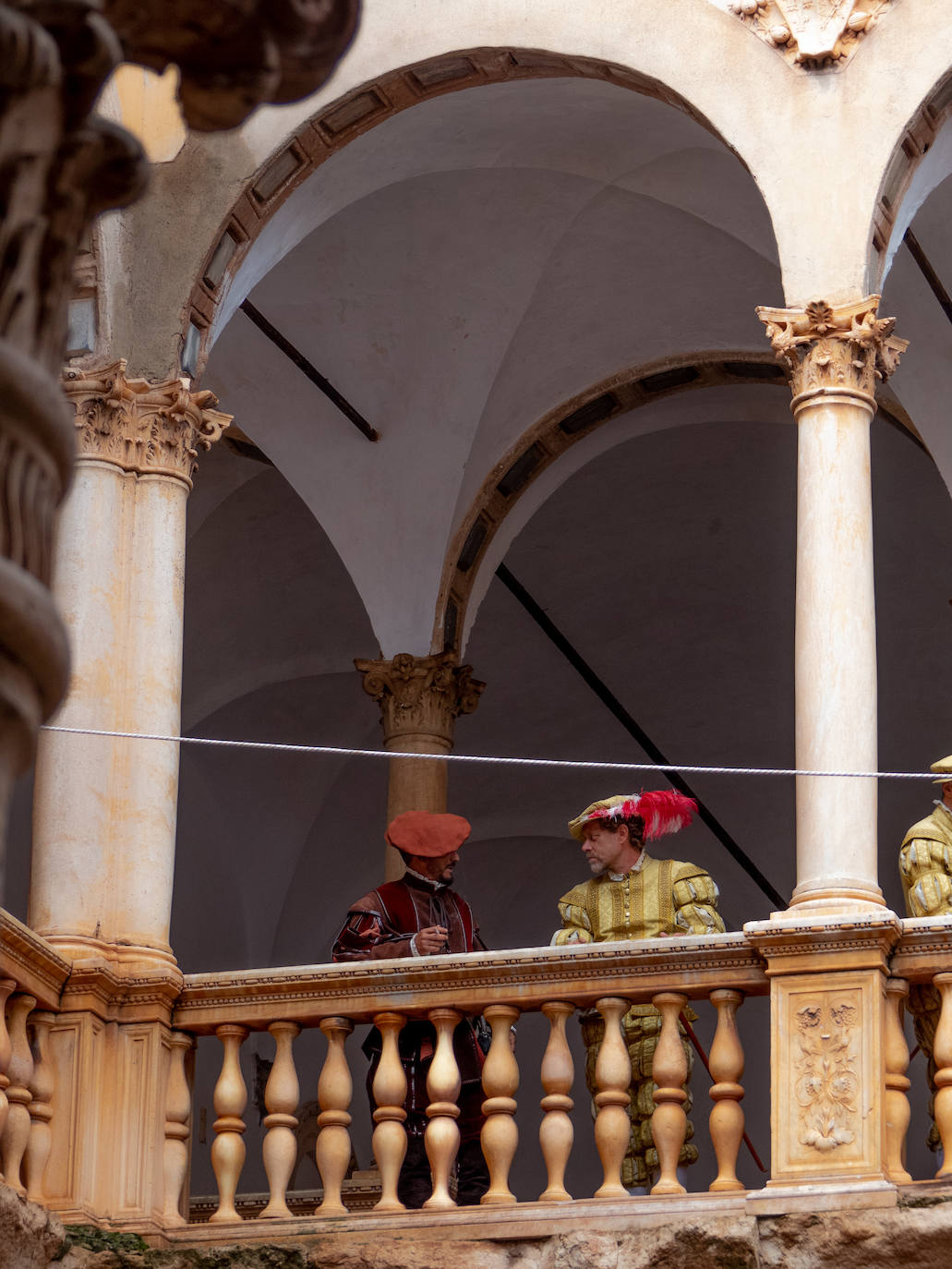 La adaptación de la novela de Isabel Allende ha traído un ejército de técnicos y actores hasta la comarca accitana