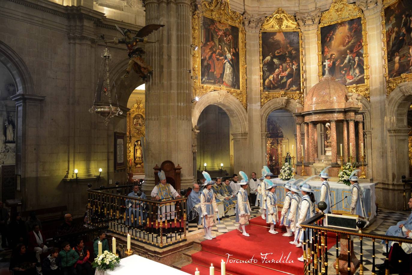 El cuerpo de seises en el altar mayor de la catedral. 