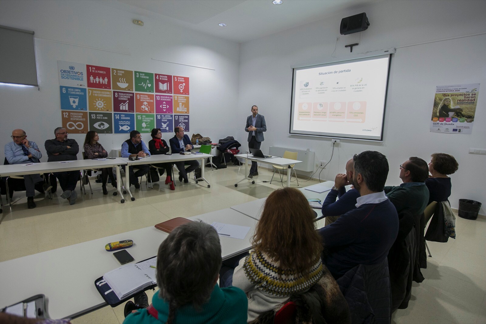 La jornada ha reunido a un nutrido y participativo grupo de empresarios de la comarca de Guadix, que han planteado preguntas y escuchado con atención las claves sobre desarrollo sostenible y energías renovables