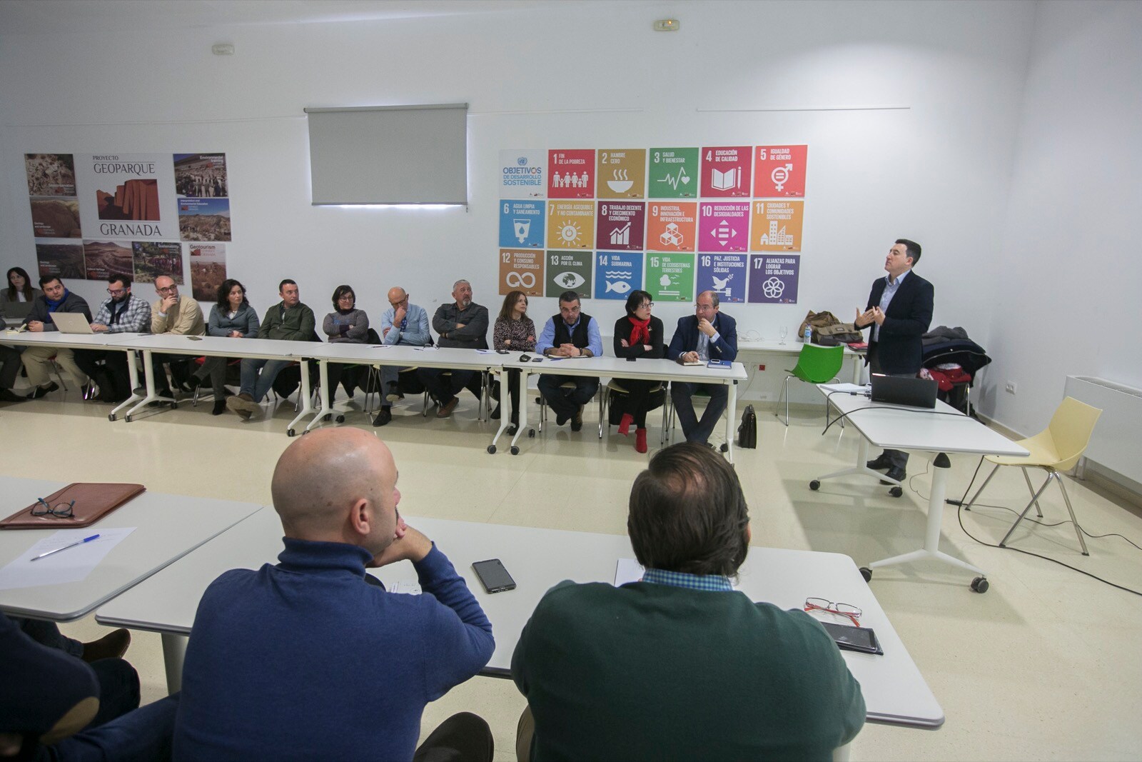 La jornada ha reunido a un nutrido y participativo grupo de empresarios de la comarca de Guadix, que han planteado preguntas y escuchado con atención las claves sobre desarrollo sostenible y energías renovables