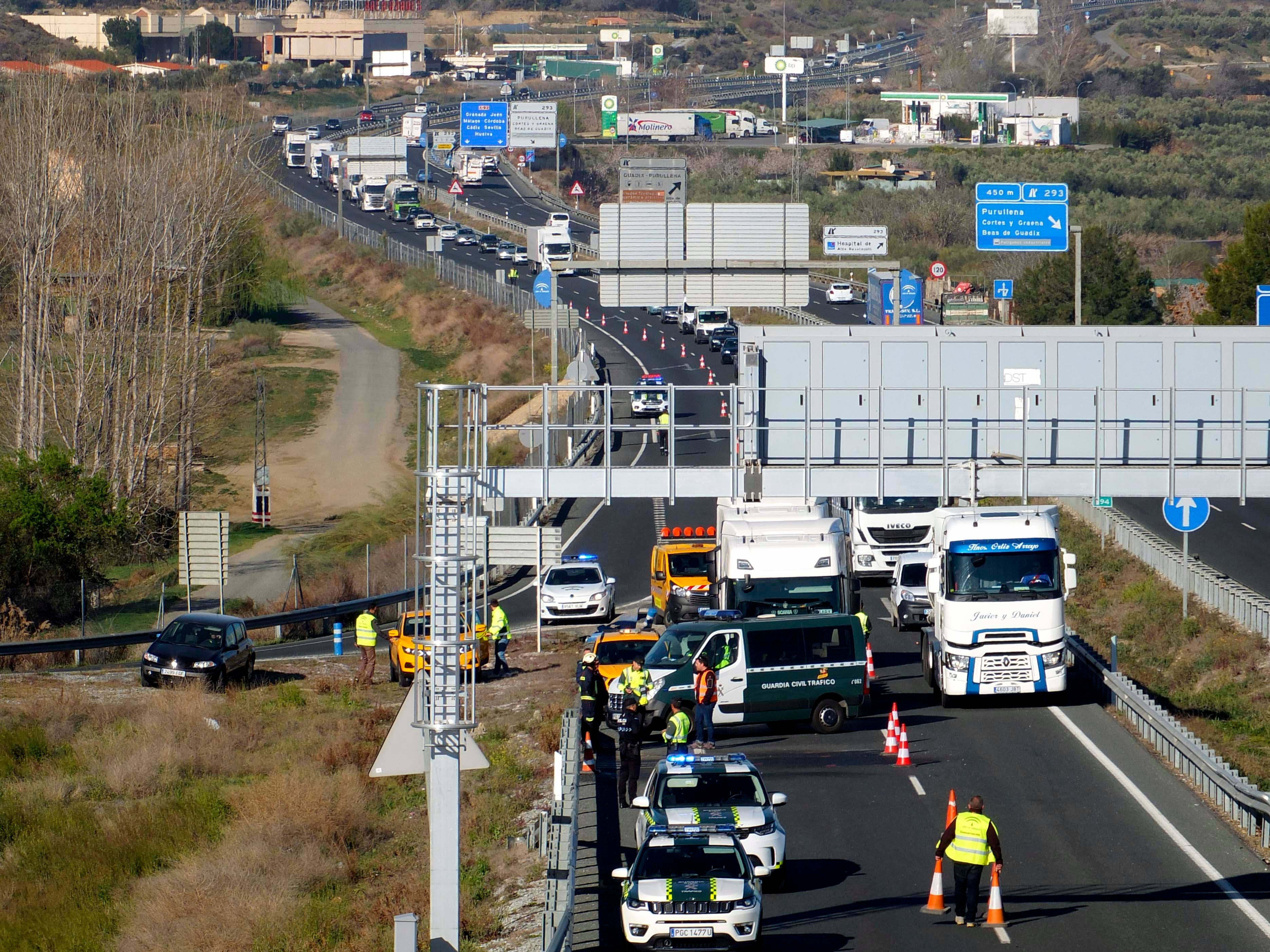 Un motorista ha fallecido como consecuencia del impacto contra un coche parado en la autovía