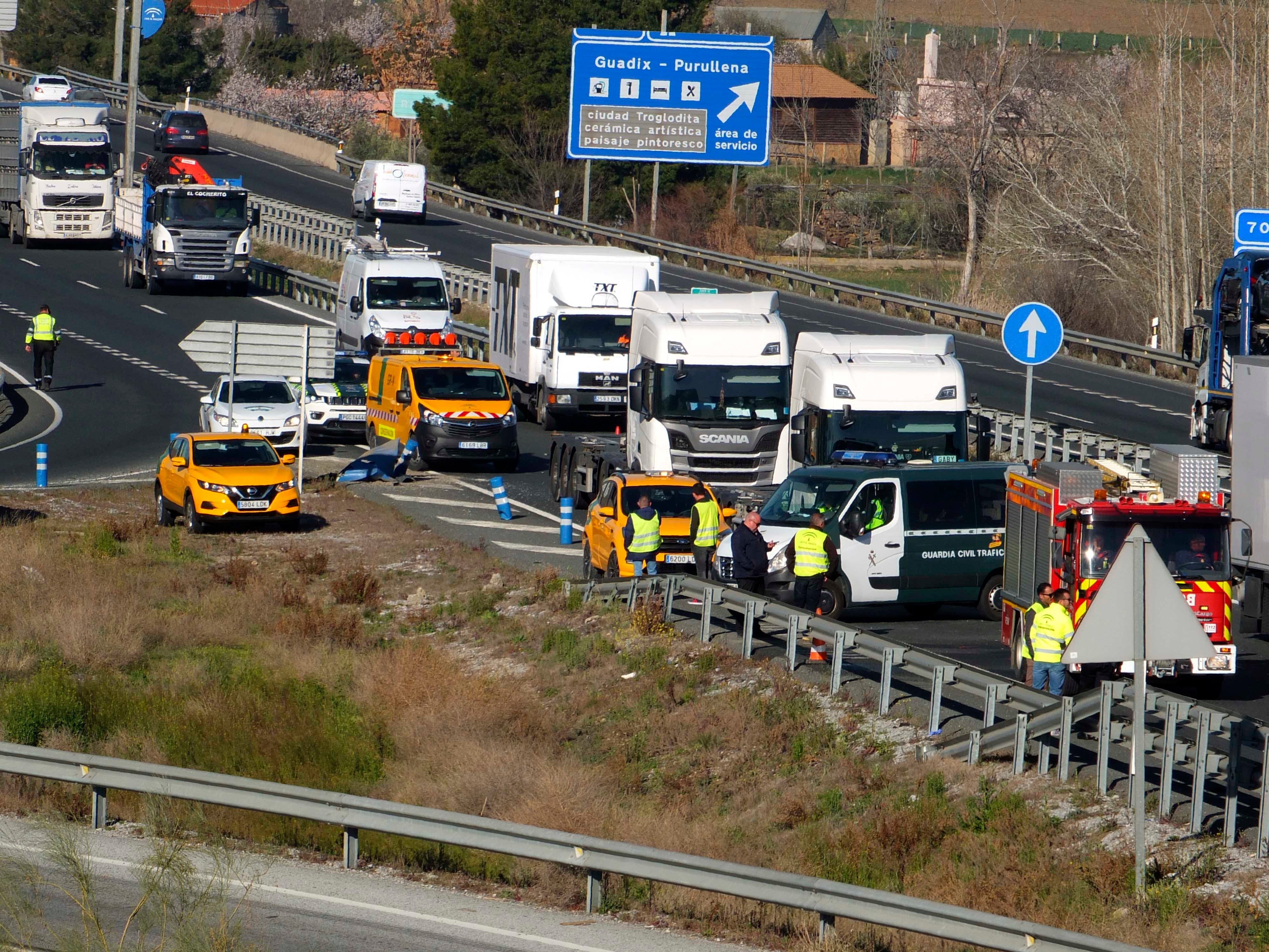 Un motorista ha fallecido como consecuencia del impacto contra un coche parado en la autovía