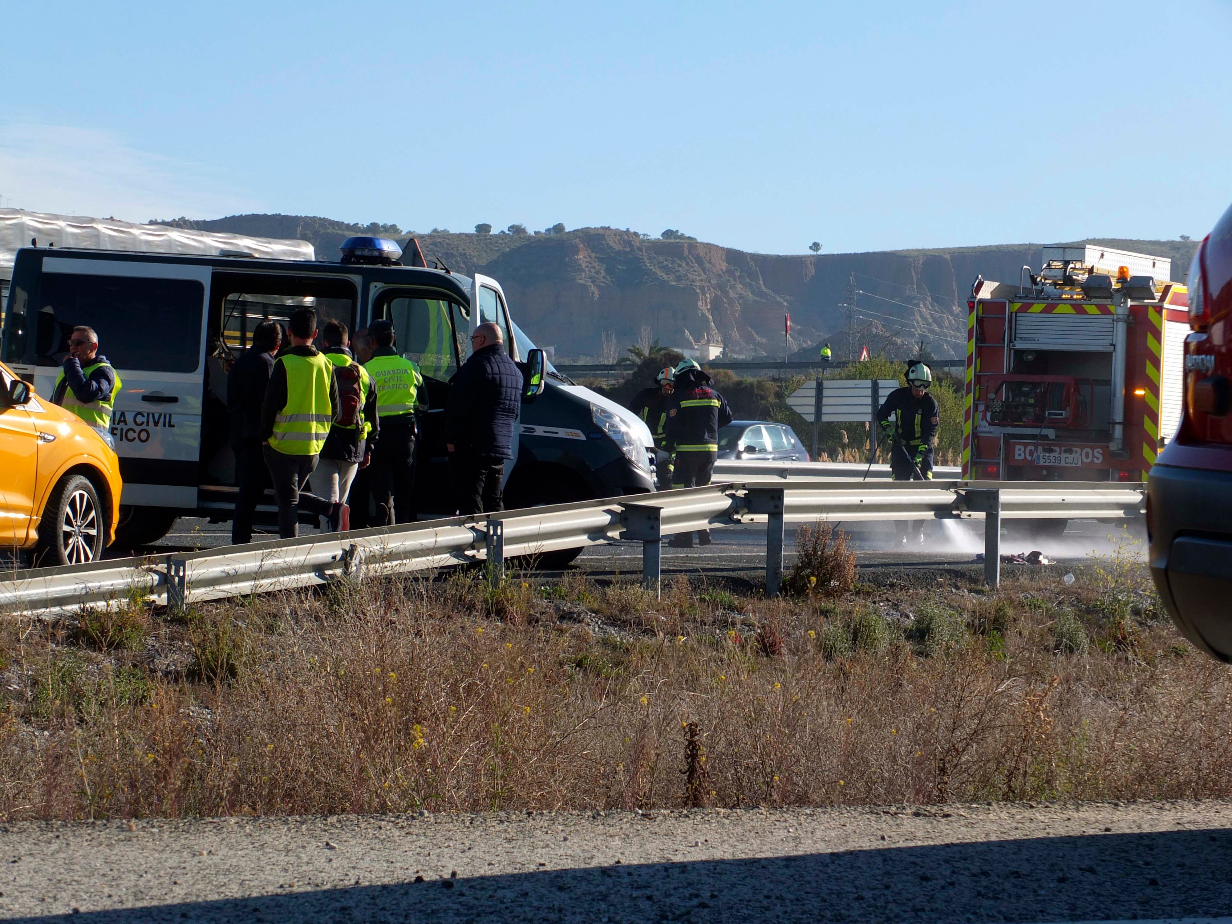 Un motorista ha fallecido como consecuencia del impacto contra un coche parado en la autovía