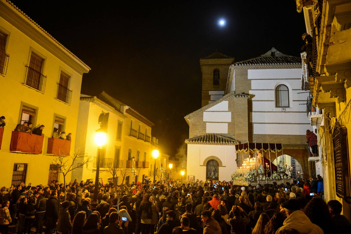 Cientos de personas en las calles de Guadix para vivir el Martes Santo de años anteriores