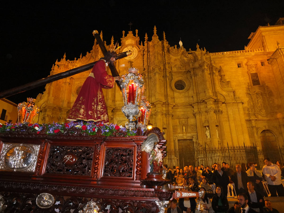 Devoción en las calles de Guadix durante el Jueves Santo