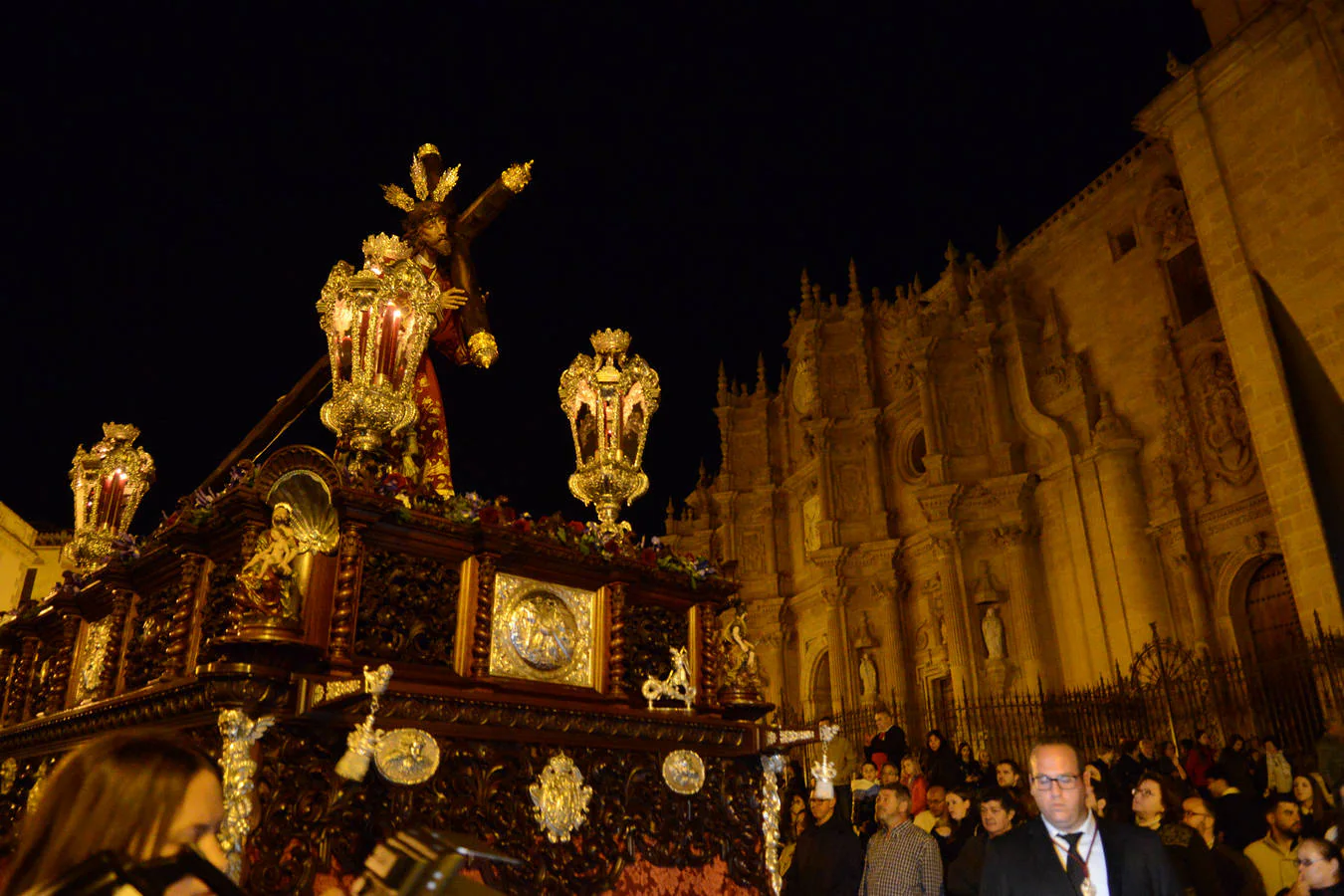 Devoción en las calles de Guadix durante el Jueves Santo