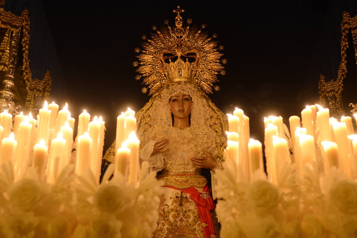 Devoción en las calles de Guadix durante el Jueves Santo