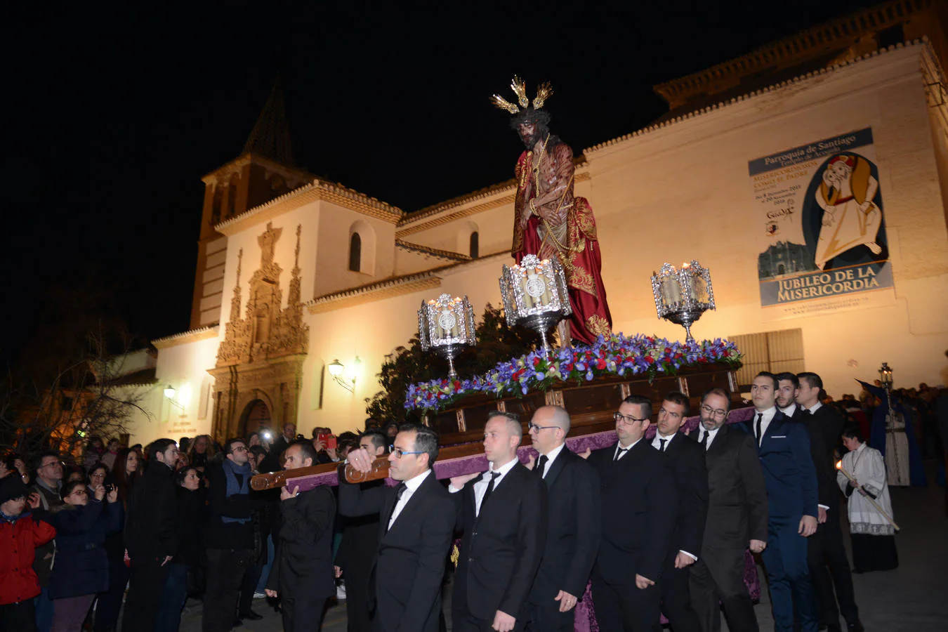 Devoción en las calles de Guadix durante el Jueves Santo