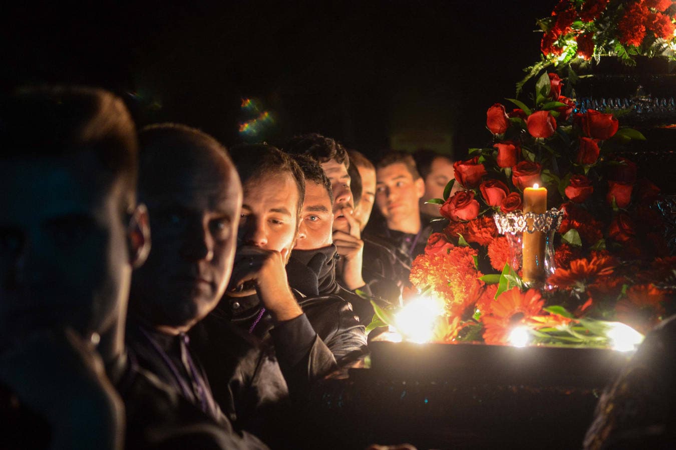 Devoción en las calles de Guadix durante el Jueves Santo