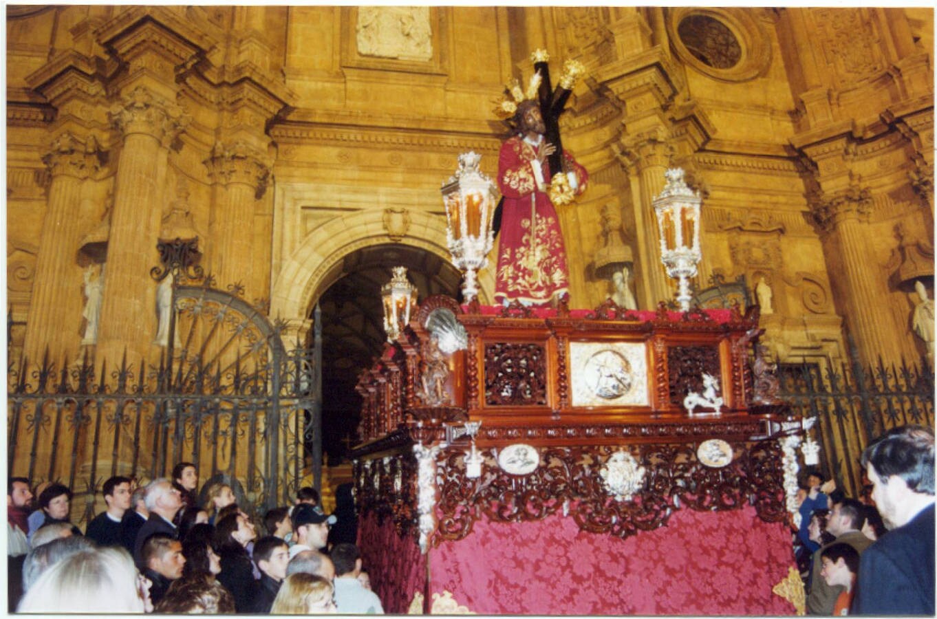 Devoción en las calles de Guadix durante el Jueves Santo