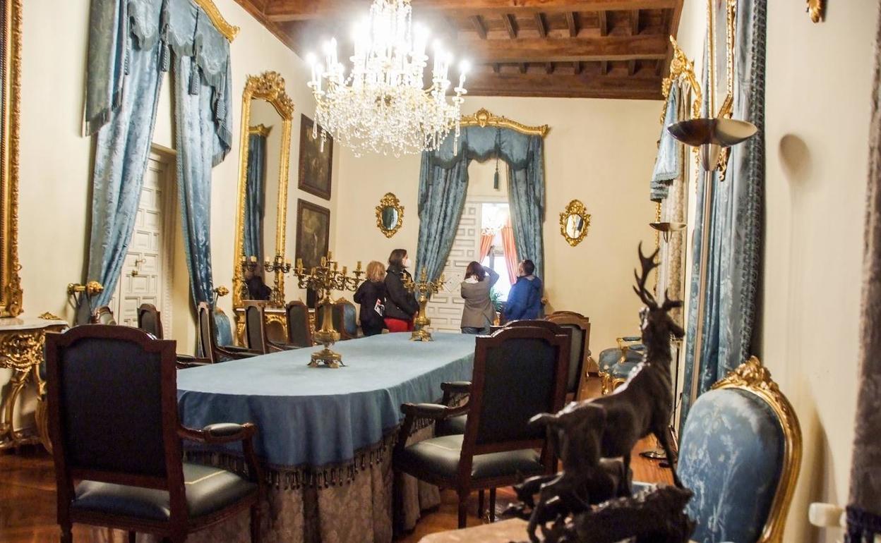 El salón azul o salón del trono es la joya de la corona del palacio. 