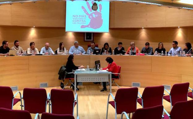 El Ayuntamiento de Huétor Vega, pionero en Granada en la lucha contra la violencia de género, luce un mensaje de denuncia en el pleno.