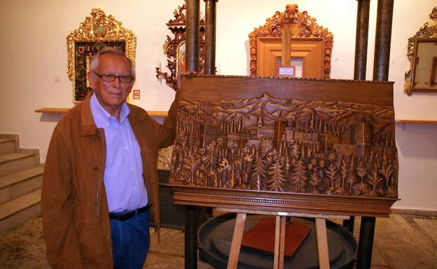El tallista hueteño Antonio Velázquez Arquelladas, en una exposición de su obra.