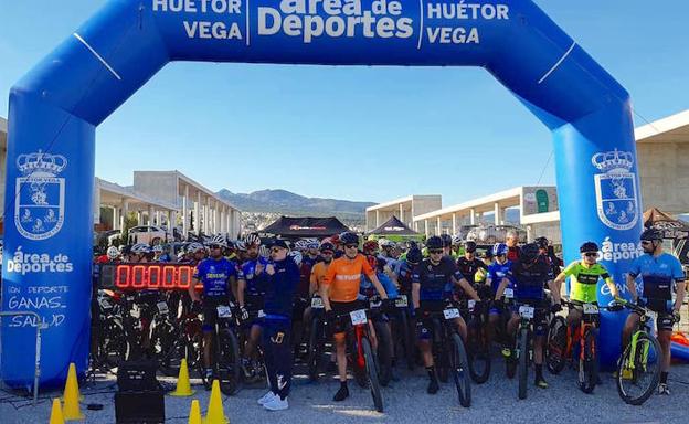 Más de un centenar de corredores participan en la Carrera de Fondo MTB Las Lindes de Huétor Vega