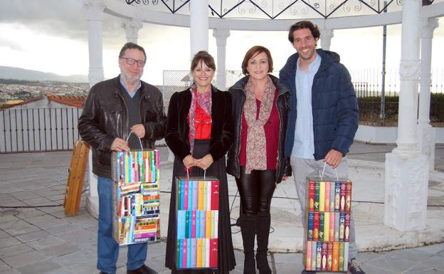 La edil de Cultura, Elisa González, entrega los lotes de libros a los directores de los centro educativos.
