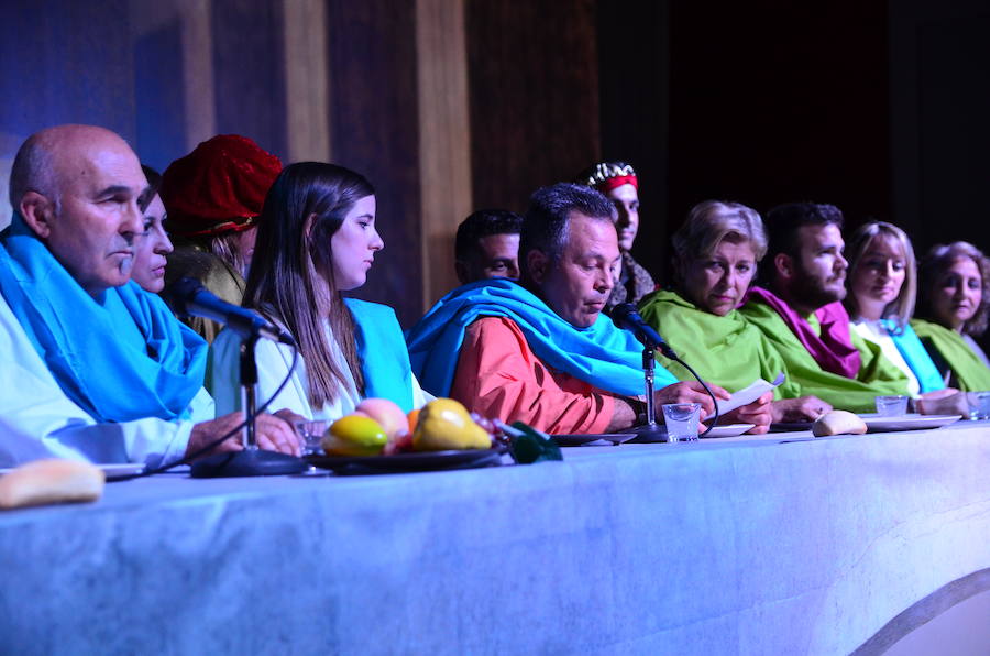 Los ediles despiden el mandato representando a los personajes de la obra de Leonardo da Vinci.