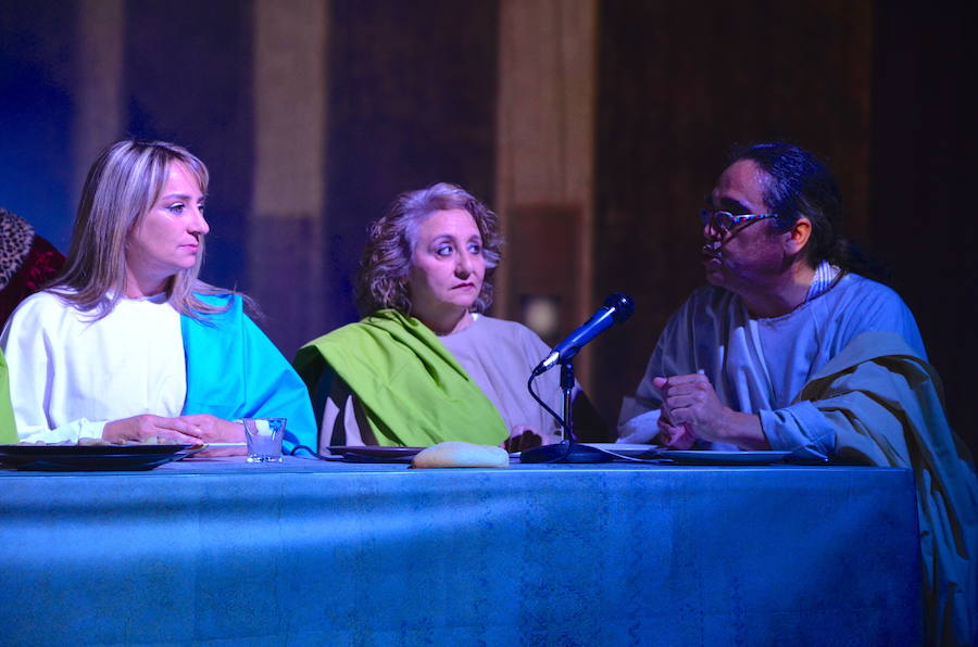 Los ediles despiden el mandato representando a los personajes de la obra de Leonardo da Vinci. 