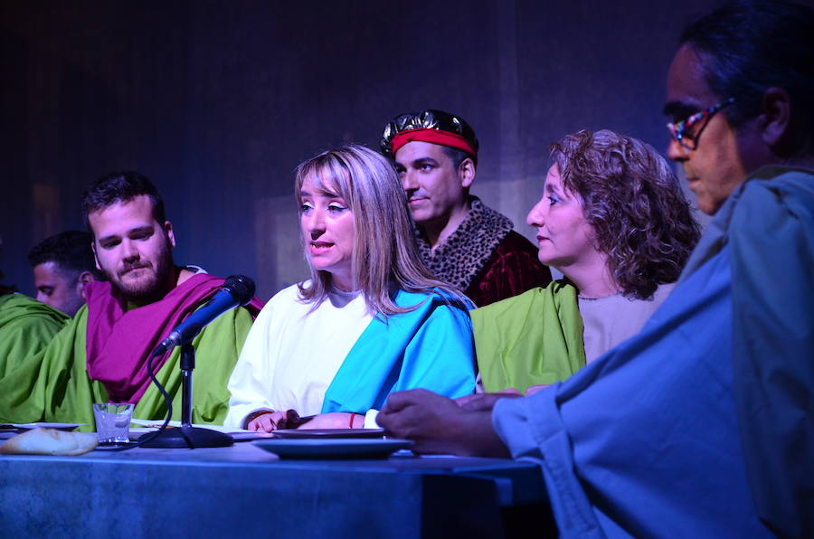 Los ediles despiden el mandato representando a los personajes de la obra de Leonardo da Vinci. 