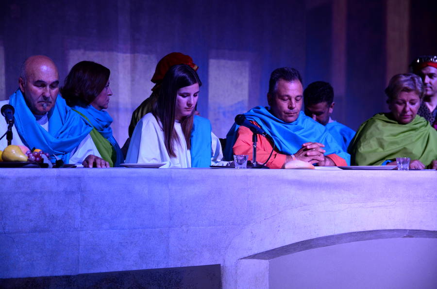 Los ediles despiden el mandato representando a los personajes de la obra de Leonardo da Vinci.