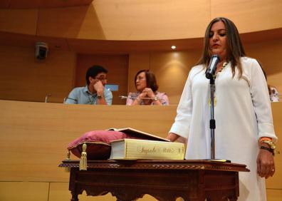 Imagen secundaria 1 - (1) Los 17 ediles de Huétor Vega en el nuevo mandato. (2) Lola Aguayo, concejala de Cs, se convierte en socia de gobierno. (3) Ernesto Molina, rostro visible de Podemos en la corporación recién constituida en Huétor Vega.