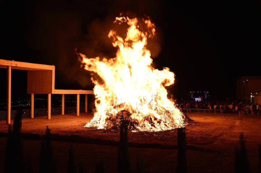 El Recinto Ferial ha acogido la hoguera más alta del área metropolitana.