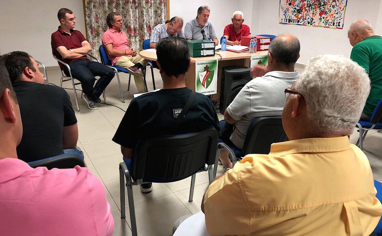 La reunión anual de la asamblea de socios con la junta directiva tuvo lugar en junio en La Nava.