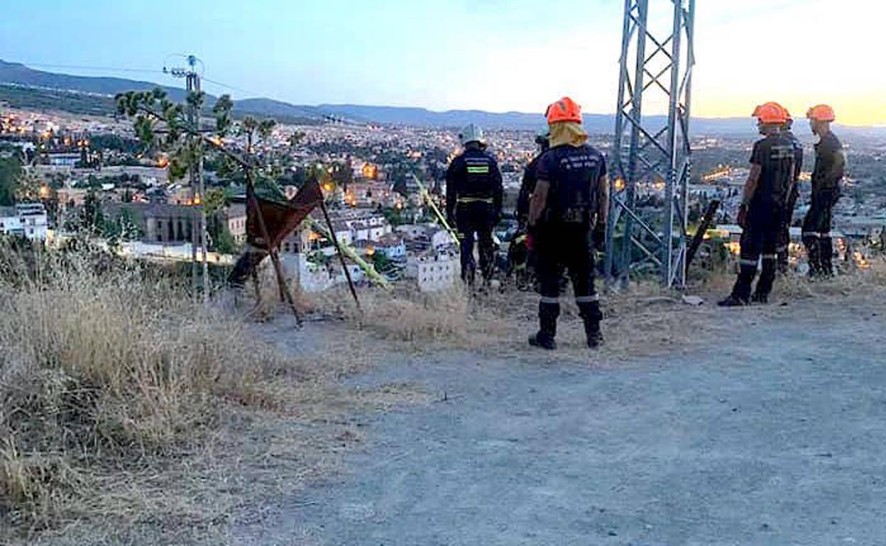 El árbol sobre el tendido, en el barranco que linda con Monachil.