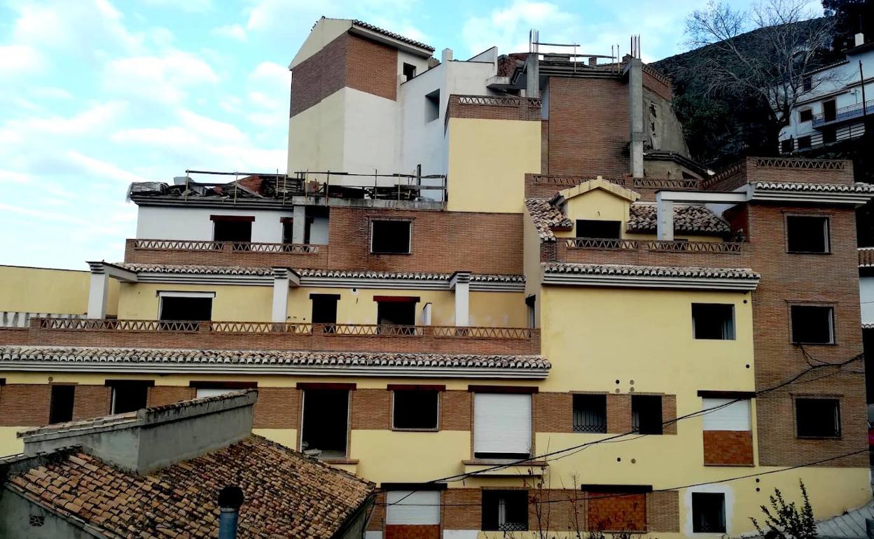 Edificio «ilegal» construido en la calle Tejares de Monachil.