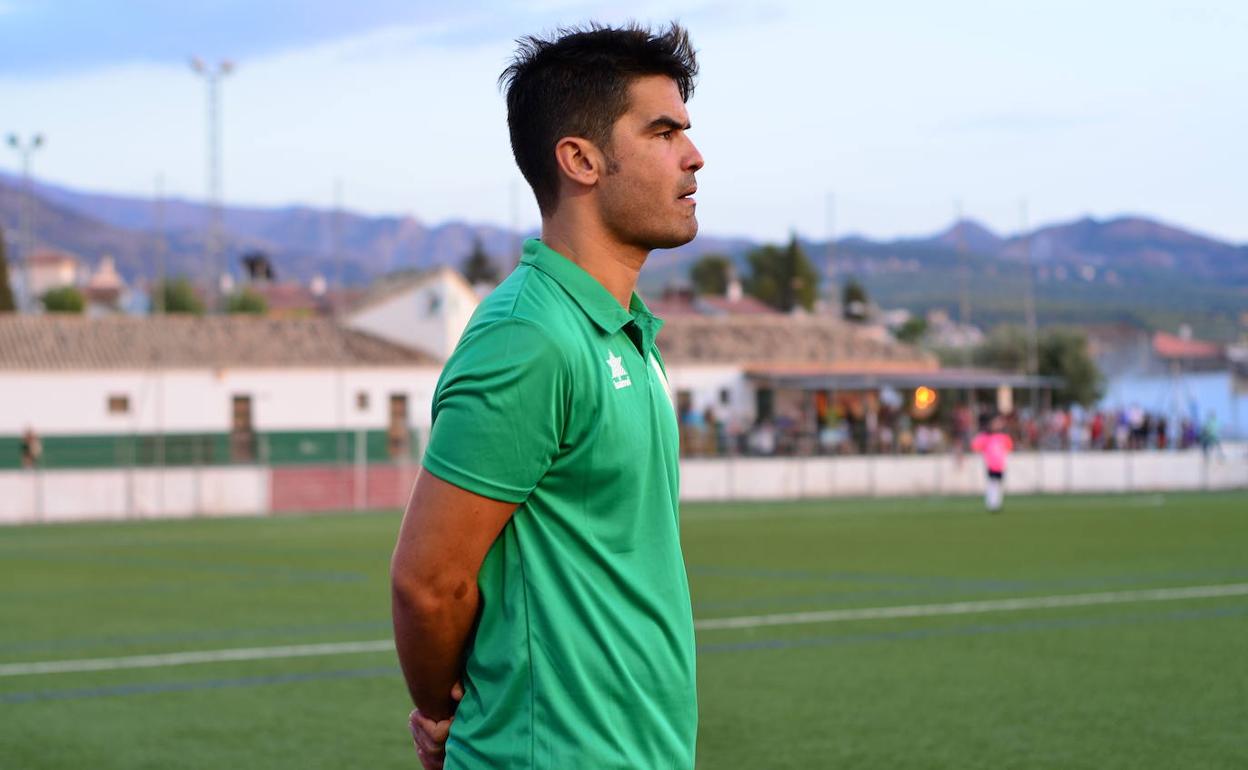 Jaime Morente, entrenador del CD Huétor Vega, pensativo ante la goleada del Maracena.
