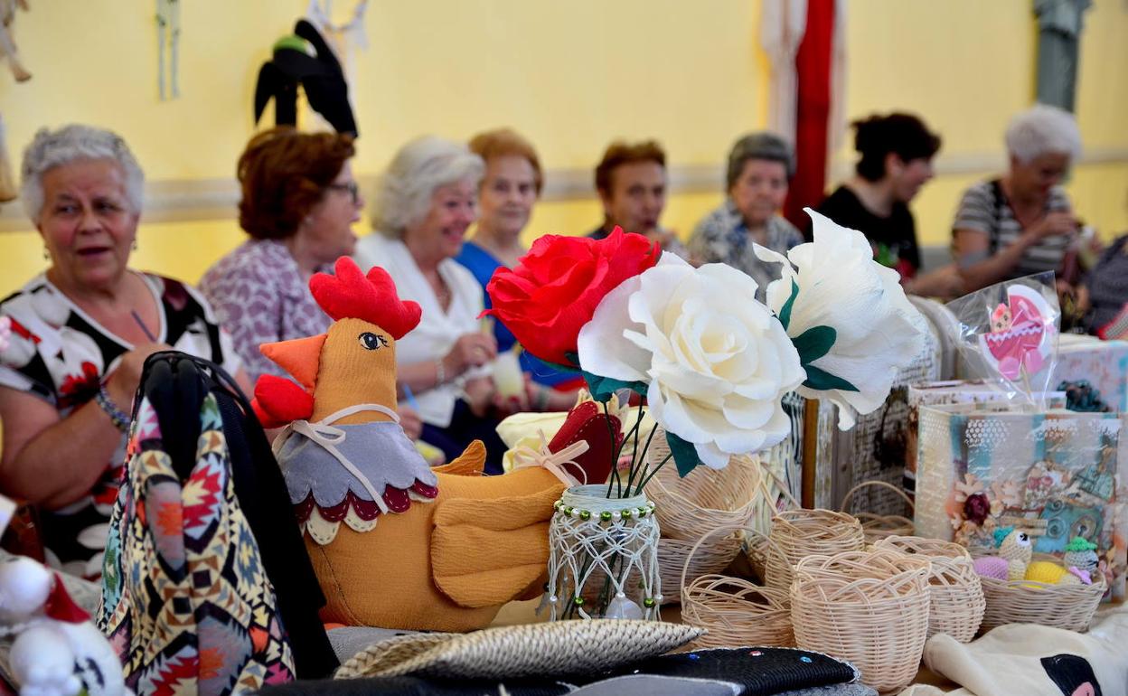 Alumnas de los talleres de Huétor Vega muestran sus creaciones.