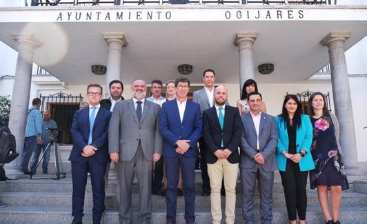 Juan Marín, vicepresidente de la Junta, con el equipo de gobierno de Ogíjares.