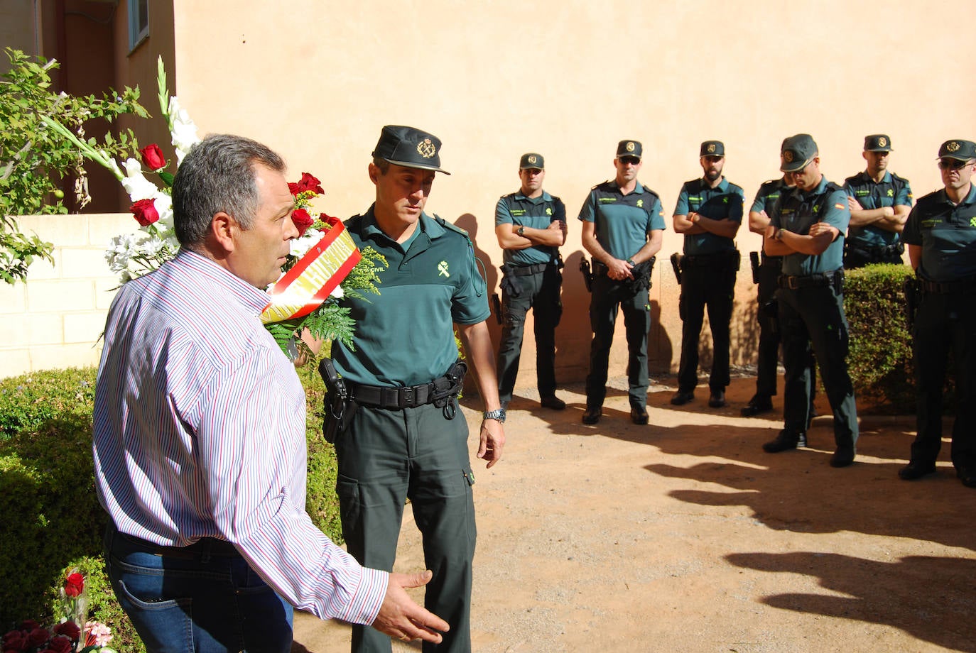 El alcalde del municipio, Mariano Molina, y el jefe del puesto principal de la Guardia Civil de La Zubia, el teniente José Manuel Martínez, han depositado un ramo de flores en el lugar en el que sucedieron los hechos