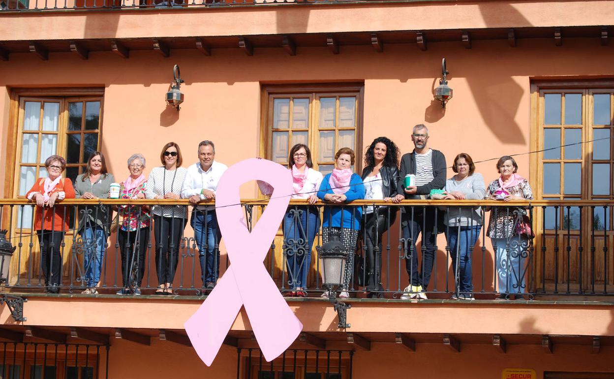 Lazo rosa en la fachada del Ayuntamiento de Huétor Vega.