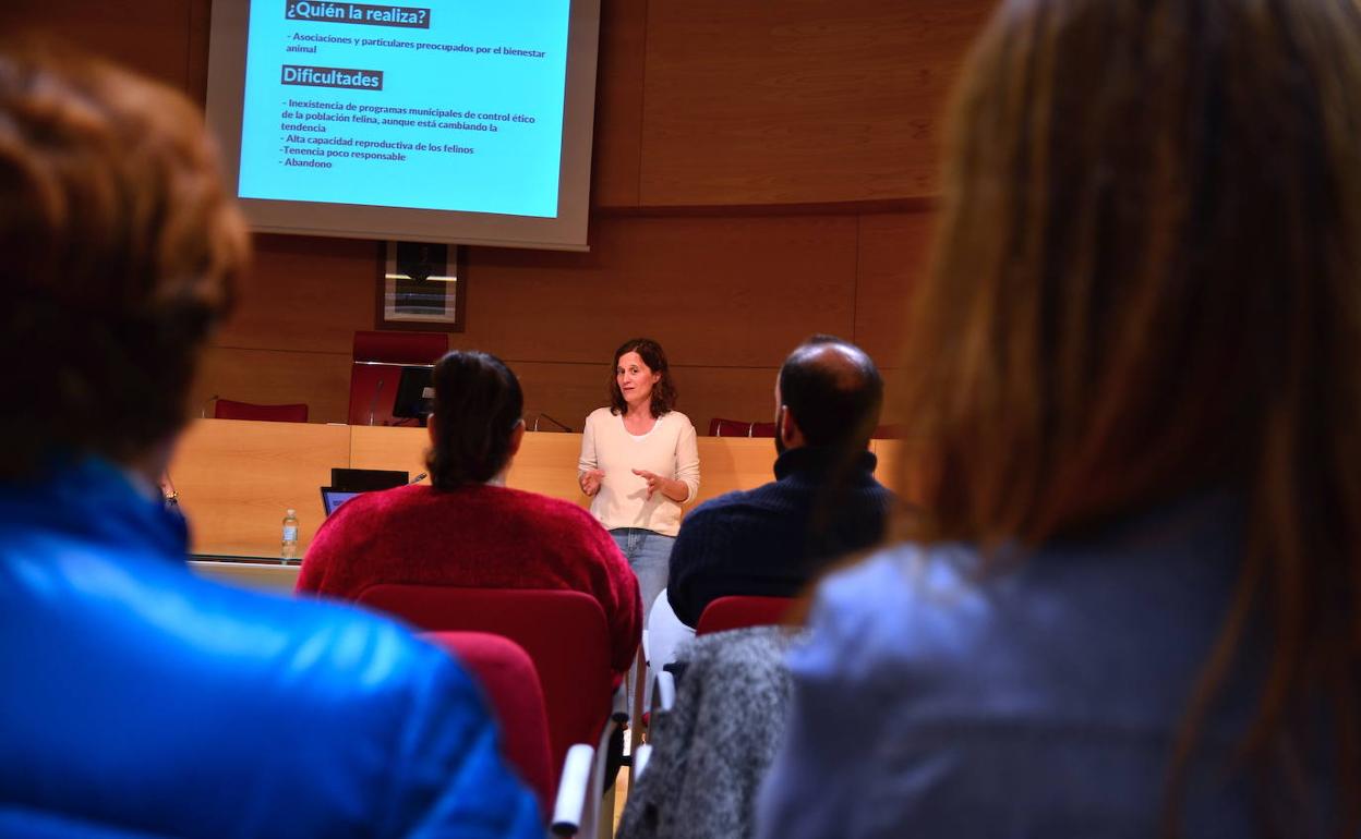 Charla sobre colonias felinas, ayer en el Ayuntamiento de Huétor Vega.