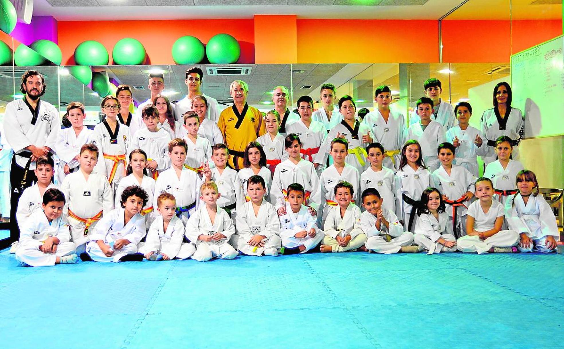 Miguel del Paso (de amarillo), con sus ayudantes y el alumnado en su gimnasio de La Zubia.