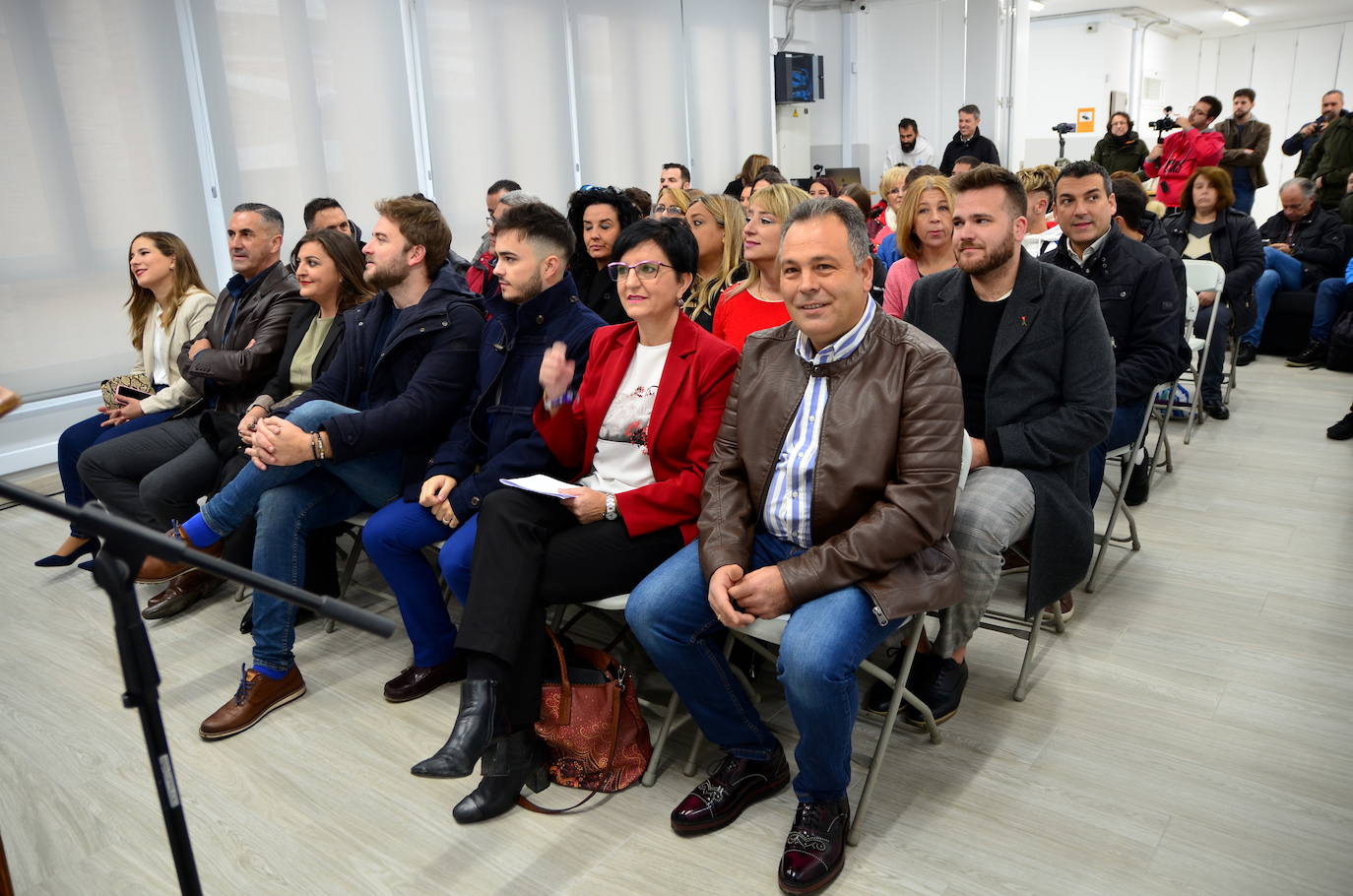 Imagen principal - (1) Representantes políticos en el acto inaugural. (2) Jóvenes de la Comisión de Fiestas. (3) Concejal de Juventud.