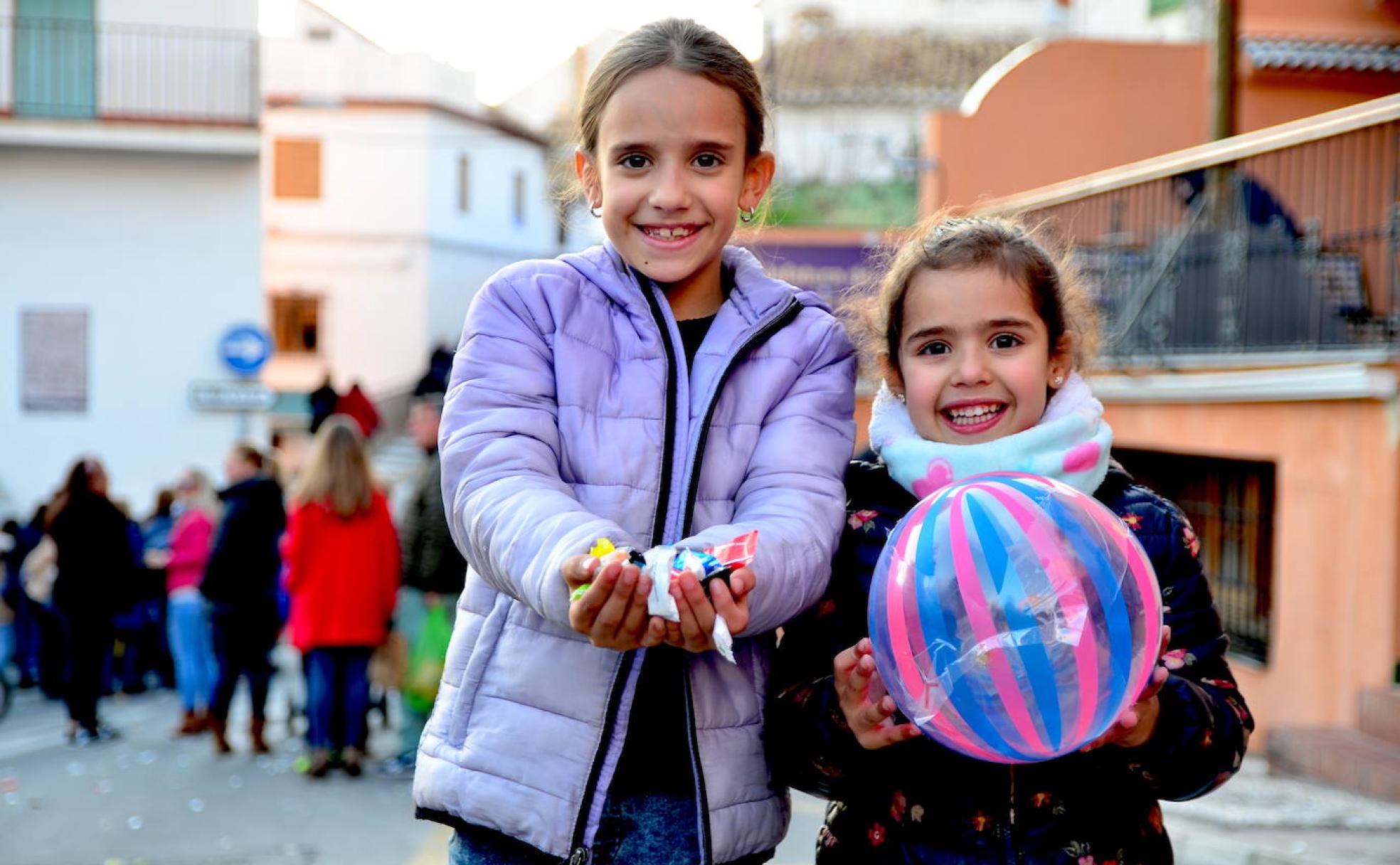 Acopio de caramelos y balones en la plaza del Mentidero.