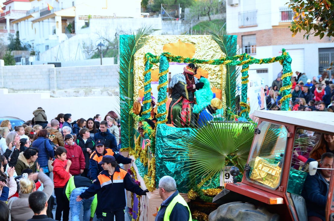 Fotos: Reyes Magos y personajes fantásticos en Huétor Vega