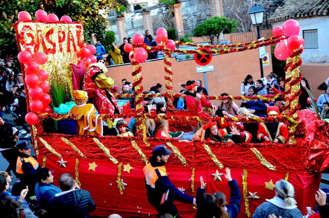 Fotos: Reyes Magos y personajes fantásticos en Huétor Vega
