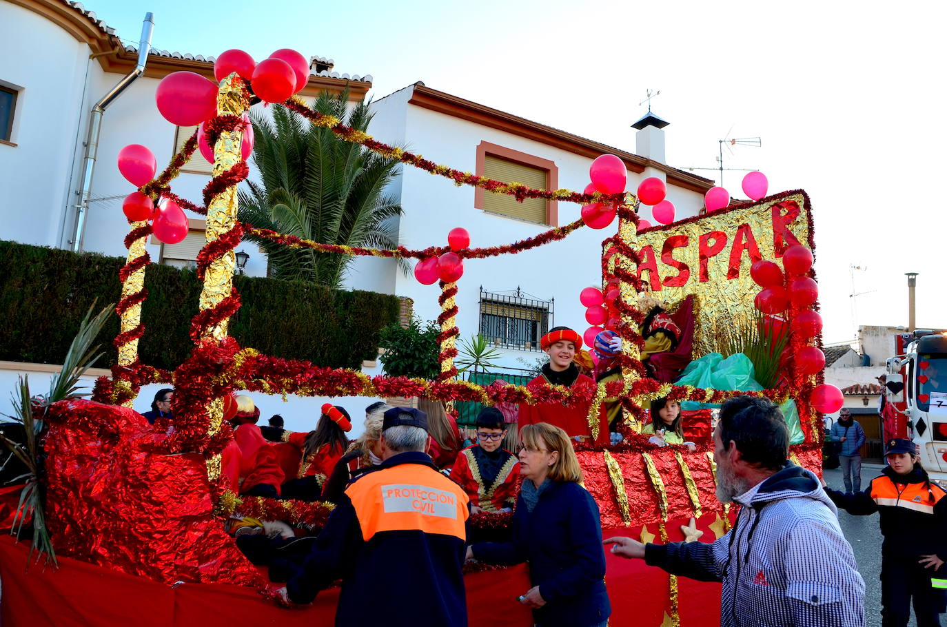 Fotos: Reyes Magos y personajes fantásticos en Huétor Vega