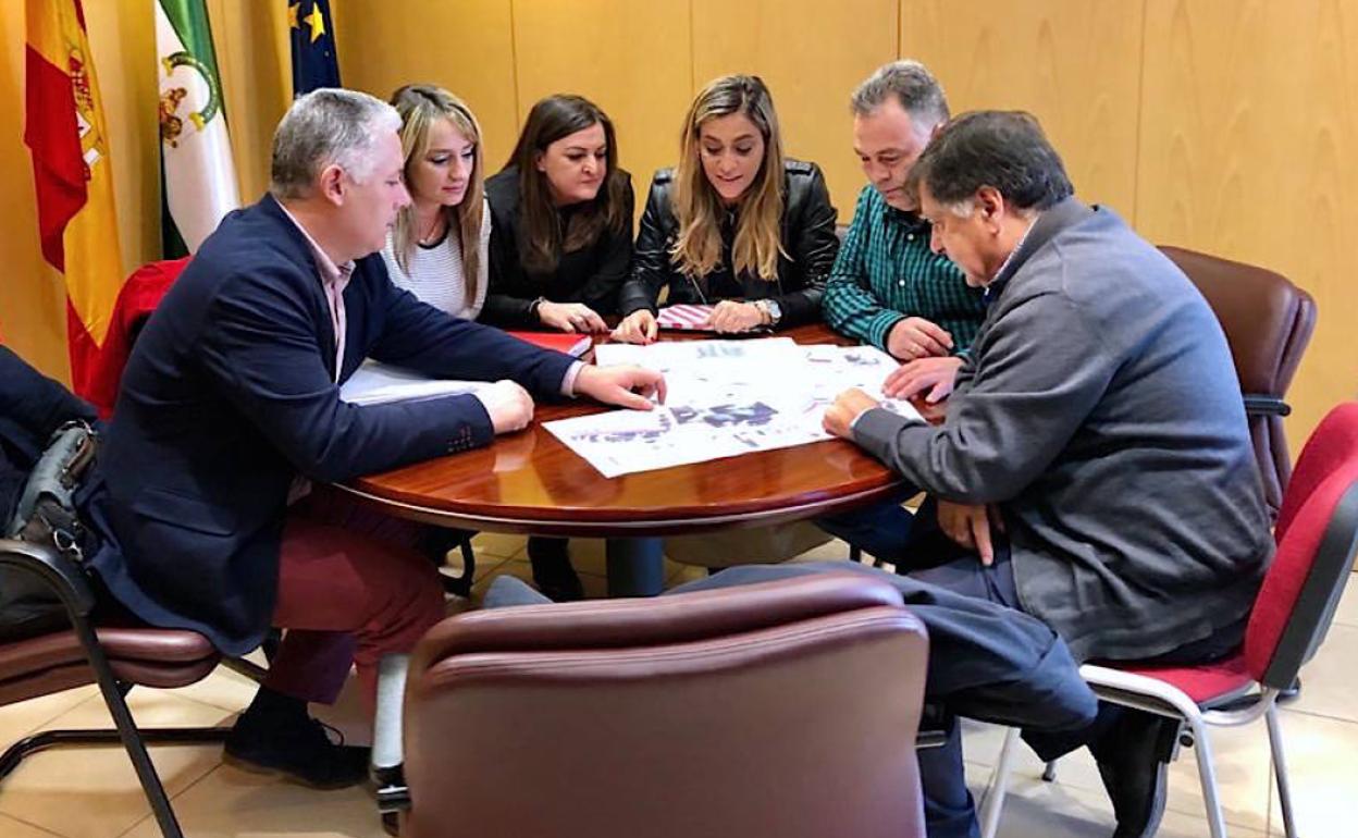 Reunión en el Ayuntamiento de Huétor Vega con el diputado de Obras Públicas, José María Villegas.
