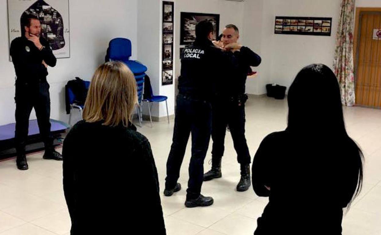Los agentes durante el curso, gratuito, en La Nava.