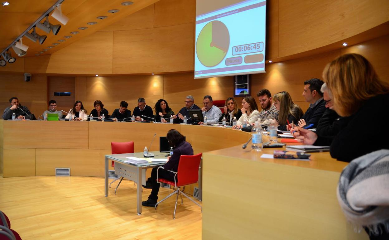 Los ediles de la corporación hueteña escuchan la intervención de la portavoz socialista.