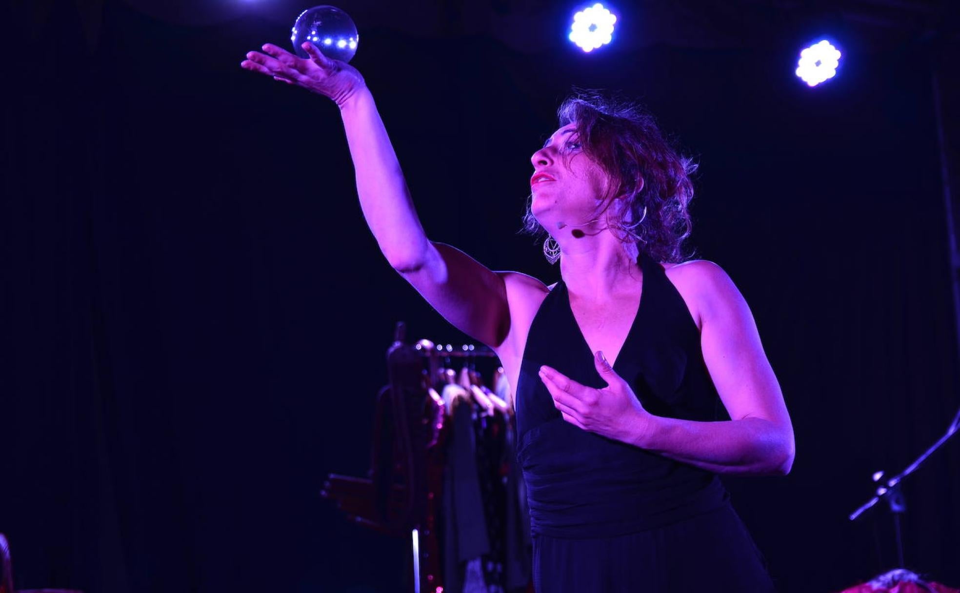 La 'performance' de Las Poderío mezcló teatro, música y danza flamenca.
