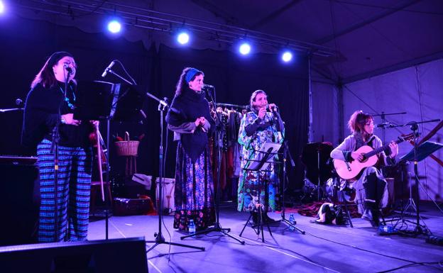 El grupo Violetas en el Patio evocó en la tradición y la vanguardia de Violeta Parra.