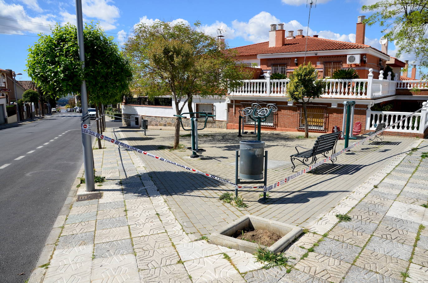Fotos: Los parques de Huétor Vega, cerrados por la pandemia