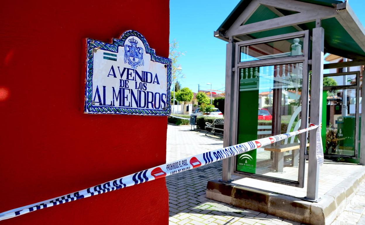 Plaza precintada en Huétor Vega por el coronavirus.