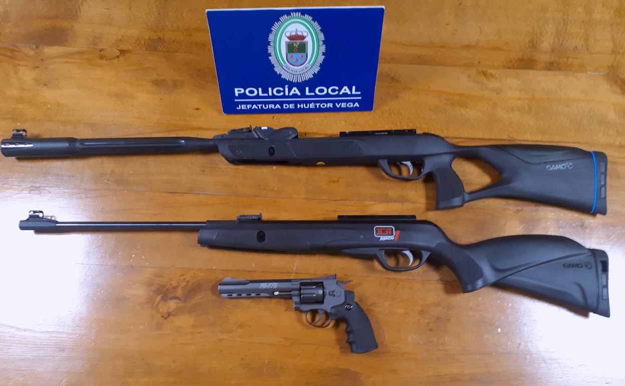 Sorprendidos por la calle con tres armas de aire comprimido sin licencia en Huétor Vega