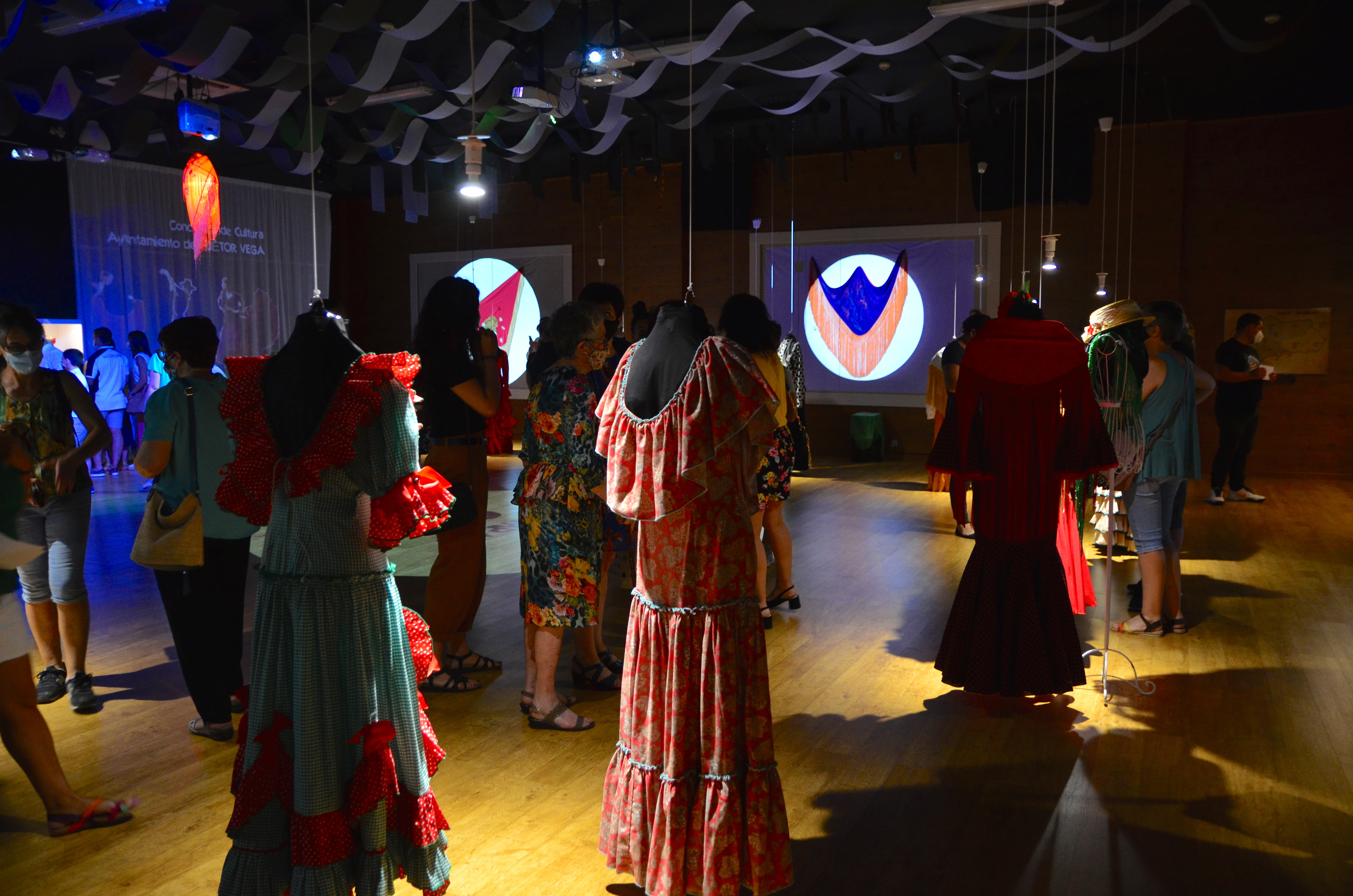 Fotos: Exposición sobre la historia del traje de baile, en Huétor